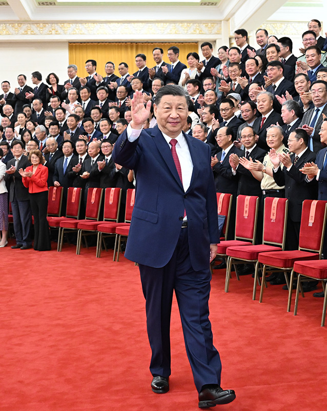 6月24日，全国科技大会、国家科学技术奖励大会和中国科学院第二十一次院士大会、中国工程院第十七次院士大会在北京人民大会堂隆重召开。会前，习近平等领导同志亲切会见国家科学技术奖获奖代表。