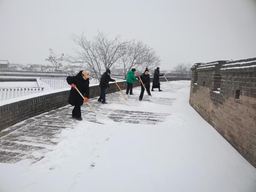2026年1月26日,工作人员在平遥古城墙上清扫积雪。