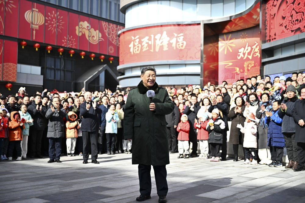 2月9日至10日,中共中央总书记、国家主席、中央军委主席习近平在北京考察并看望慰问基层干部群众。这是10日上午,习近平在东城区隆福寺街区考察时,向全国各族人民和香港同胞、澳门同胞、台湾同胞、海外侨胞致以美好的新春祝福。