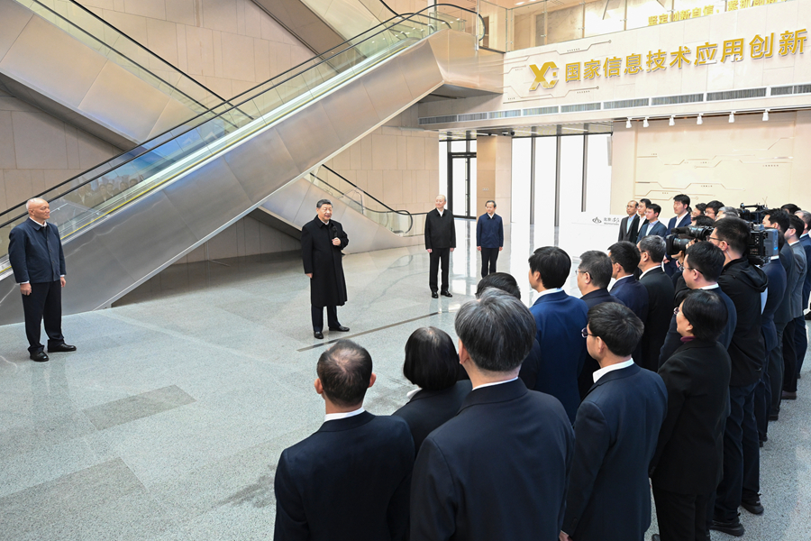 2月9日至10日,中共中央总书记、国家主席、中央军委主席习近平在北京考察并看望慰问基层干部群众。这是9日上午,习近平在位于北京亦庄的国家信创园考察时,同科研人员和科技企业负责人代表交流。