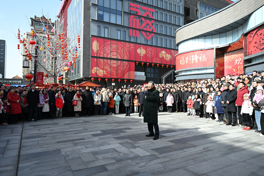 2月9日至10日,中共中央总书记、国家主席、中央军委主席习近平在北京考察并看望慰问基层干部群众。这是10日上午,习近平在东城区隆福寺街区考察时,向全国各族人民和香港同胞、澳门同胞、台湾同胞、海外侨胞致以美好的新春祝福。