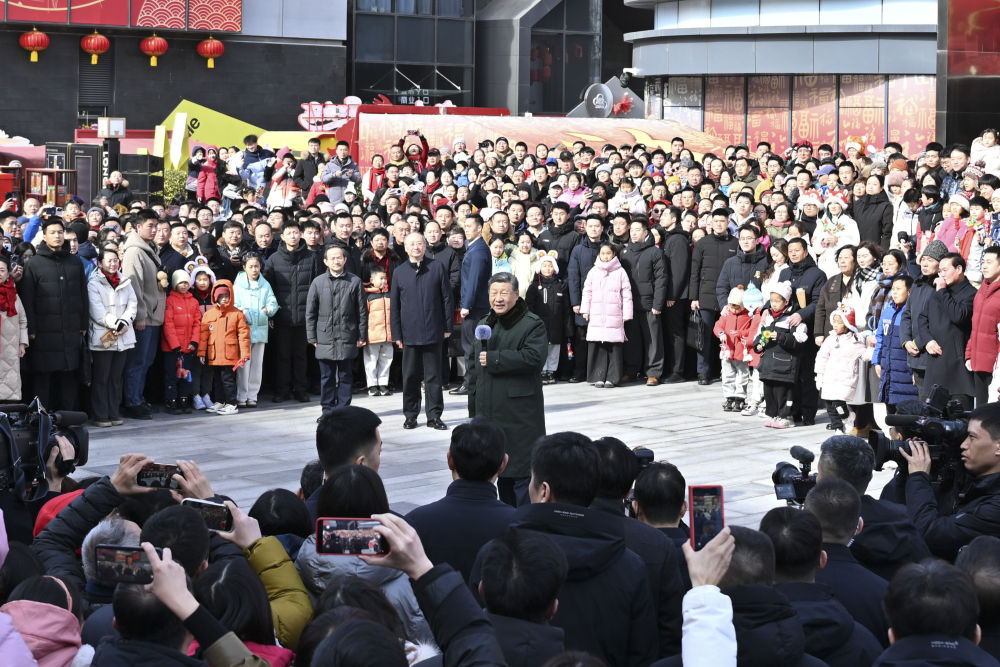 2月9日至10日,中共中央总书记、国家主席、中央军委主席习近平在北京考察并看望慰问基层干部群众。这是10日上午,习近平在东城区隆福寺街区考察时,向全国各族人民和香港同胞、澳门同胞、台湾同胞、海外侨胞致以美好的新春祝福。