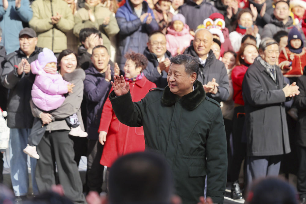 2月9日至10日,中共中央总书记、国家主席、中央军委主席习近平在北京考察并看望慰问基层干部群众。这是10日上午,习近平在东城区隆福寺街区考察时,向现场群众挥手致意。