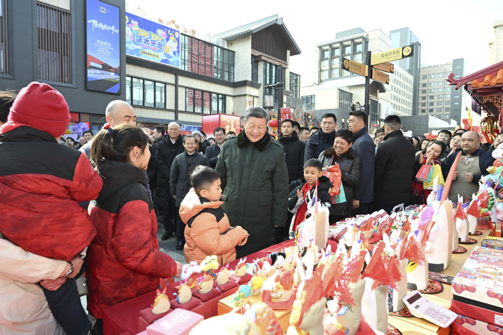 2月9日至10日,中共中央总书记、国家主席、中央军委主席习近平在北京考察并看望慰问基层干部群众。这是10日上午,习近平在东城区隆福寺街区新春市集考察时,同现场群众亲切交流。